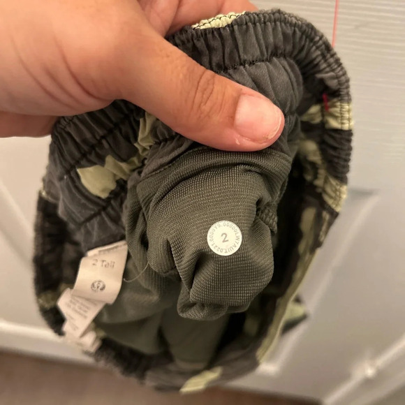 ! Lululemon 🍋 Hotty Hot Low Rise Short 4" Inseam Size 2 Camouflag - Picture 7 of 8